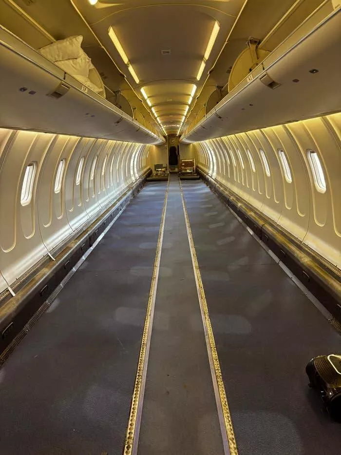 Photos rares de lieux emblematiques qui vont changer votre regard - #14 Un avion entièrement vide—avant l’arrivée des passagers: