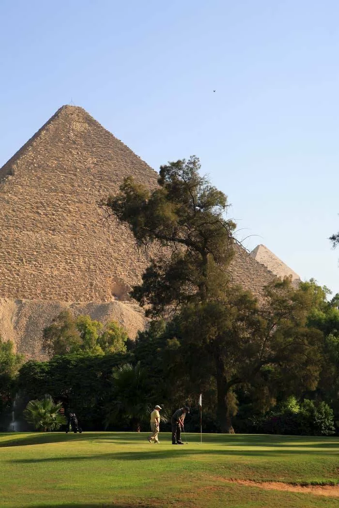 Rarely seen photos of iconic places that will change your perspective - #2 A golf course exists right next to the Great Pyramid of Giza: