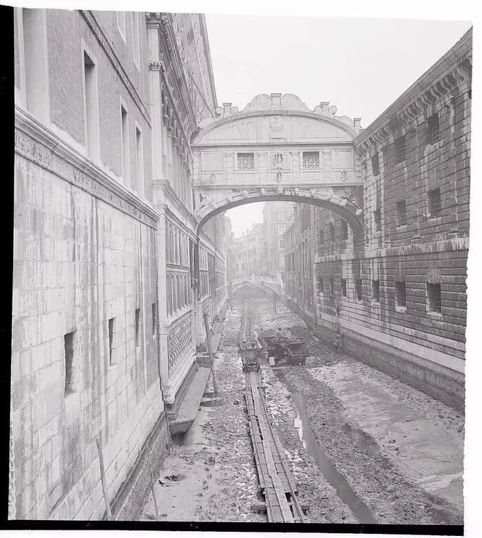 Rarely seen photos of iconic places that will change your perspective - #23 Venice without water? This is what a fully drained canal looks like:
