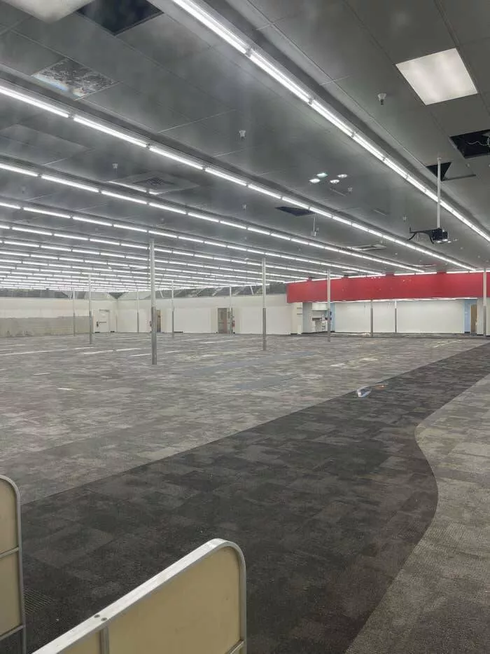 Rarely seen photos of iconic places that will change your perspective - #26 This is what a completely empty CVS store looks like: