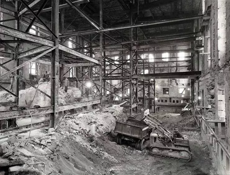 Rarely seen photos of iconic places that will change your perspective - #34 A rare glimpse inside the White House during its reconstruction in the late 1940s: