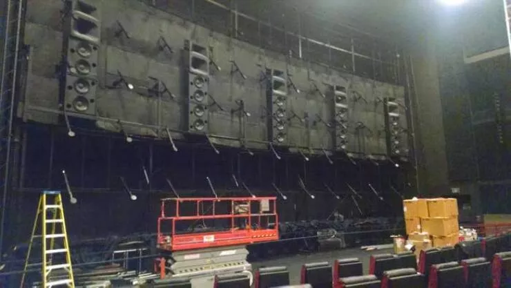 Rarely seen photos of iconic places that will change your perspective - #8 Ever wondered what’s behind a movie screen? Here it is: