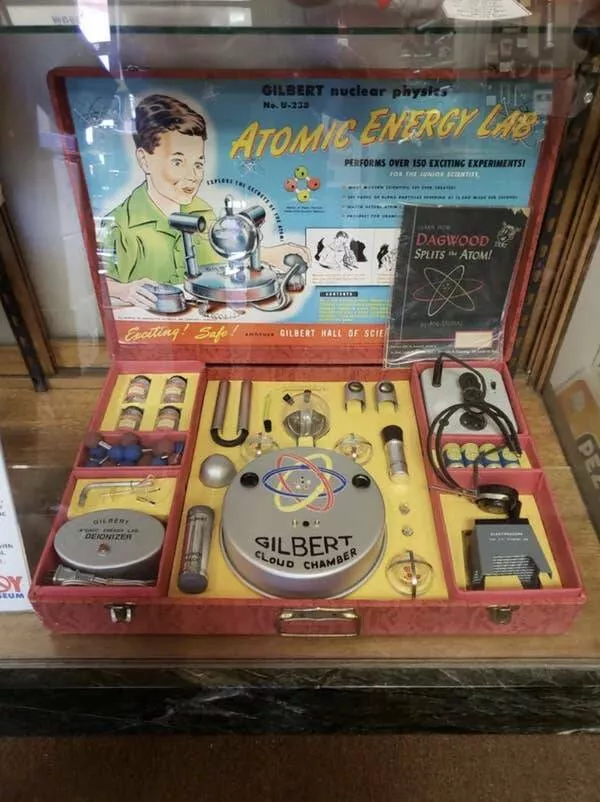 Photos rares des annees 1900 qui devoilent un monde totalement different - #14 Un kit scientifique pour enfants interdit en 1951, conçu pour aider à trouver de l’uranium: Photos rares des annees 1900 qui devoilent un monde totalement different - #14 Un kit scientifique pour enfants interdit en 1951, conçu pour aider à trouver de l’uranium: