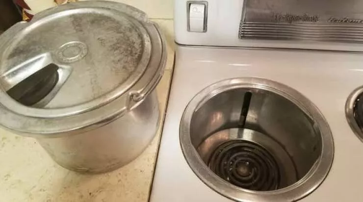 Rare 1900s photos that reveal a completely different world - #15 A 1950s stove with a built-in soup pot: