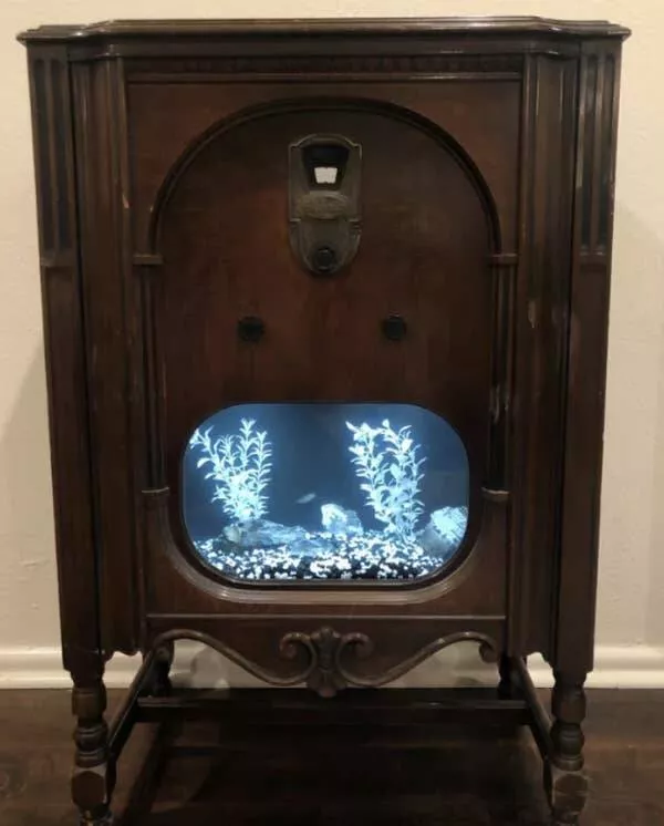 Photos rares des annees 1900 qui devoilent un monde totalement different - #16 Une radio et un aquarium combinés des années 1930: Photos rares des annees 1900 qui devoilent un monde totalement different - #16 Une radio et un aquarium combinés des années 1930: