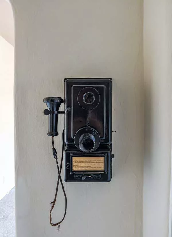 Photos rares des annees 1900 qui devoilent un monde totalement different - #20 Un téléphone des années 1930 toujours installé dans un appartement: Photos rares des annees 1900 qui devoilent un monde totalement different - #20 Un téléphone des années 1930 toujours installé dans un appartement: