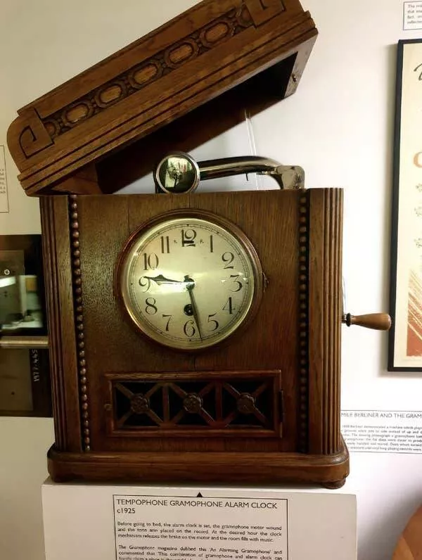 Rare 1900s photos that reveal a completely different world - #24 This 1925 alarm clock: