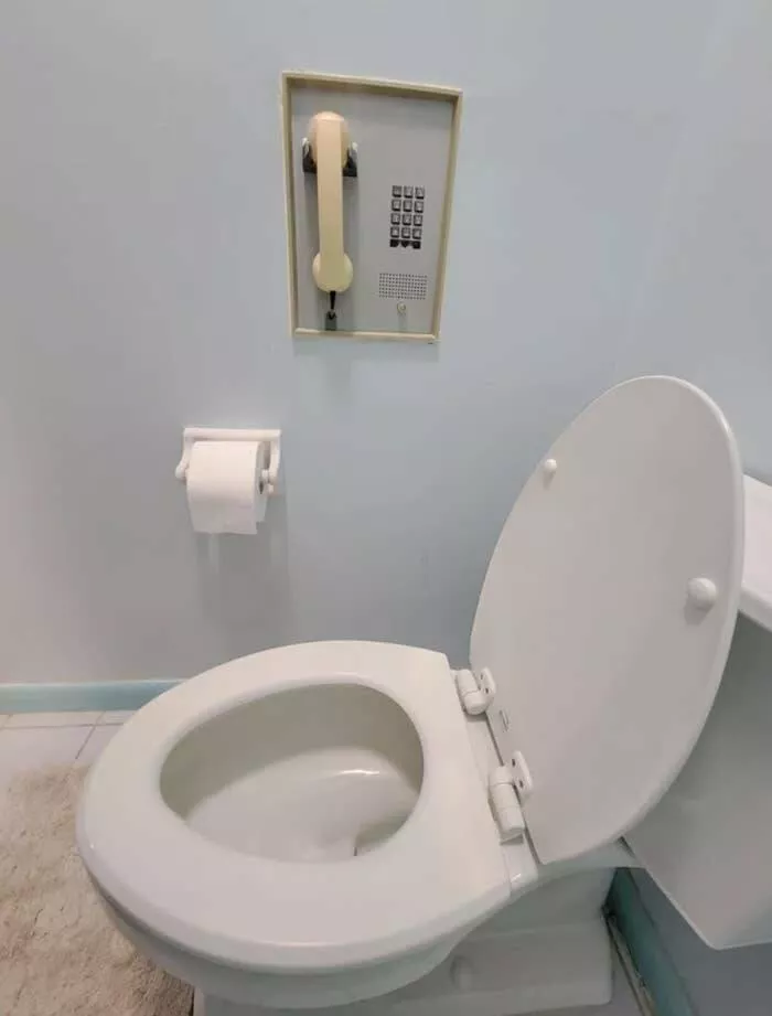 Photos rares des annees 1900 qui devoilent un monde totalement different - #3 Une salle de bain des années 1950 avec un téléphone intégré aux toilettes: Photos rares des annees 1900 qui devoilent un monde totalement different - #3 Une salle de bain des années 1950 avec un téléphone intégré aux toilettes: