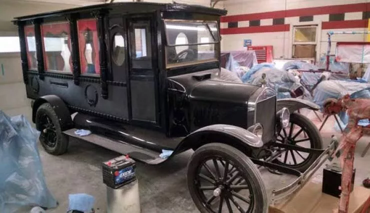Rare 1900s photos that reveal a completely different world - #31 This 1929 Ford Hearse: