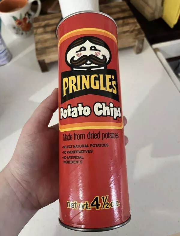 Rare 1900s photos that reveal a completely different world - #35 This 1970s Pringles can and logo: