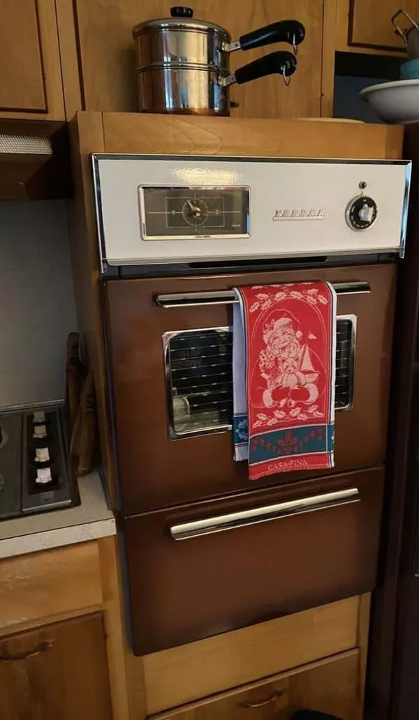 Rare 1900s photos that reveal a completely different world - #41 This double oven from the 1970s: