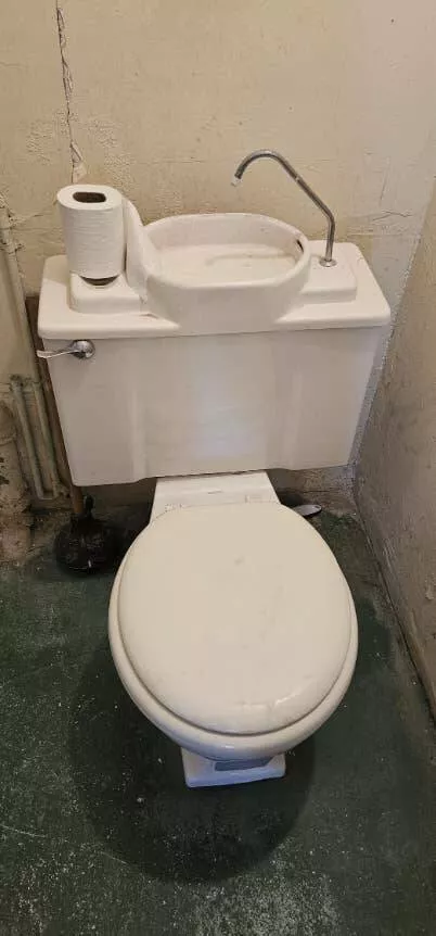 Photos rares des annees 1900 qui devoilent un monde totalement different - #7 Une toilette de 1910 avec un lavabo intégré qui coule lors de la chasse d’eau: Photos rares des annees 1900 qui devoilent un monde totalement different - #7 Une toilette de 1910 avec un lavabo intégré qui coule lors de la chasse d’eau:
