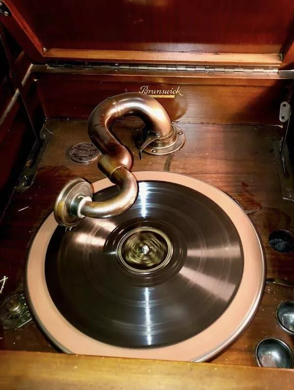 Photos rares des annees 1900 qui devoilent un monde totalement different - #8 Un phonographe de 1923: Photos rares des annees 1900 qui devoilent un monde totalement different - #8 Un phonographe de 1923: