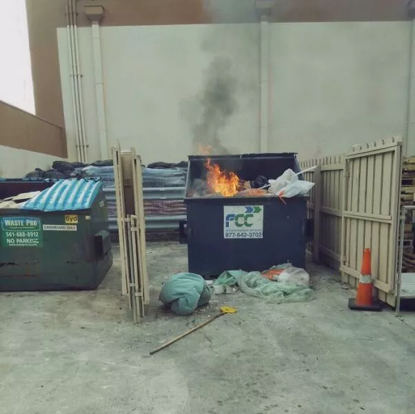 Quand des collegues insupportables ont depasse les limites - #21 Un collègue a littéralement mis le feu à une benne à ordures