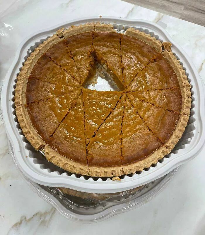 Quand des collegues insupportables ont depasse les limites - #23 J’ai apporté cette tarte à un potluck au bureau. Mon collègue l’a découpée comme ça et a pris du milieu