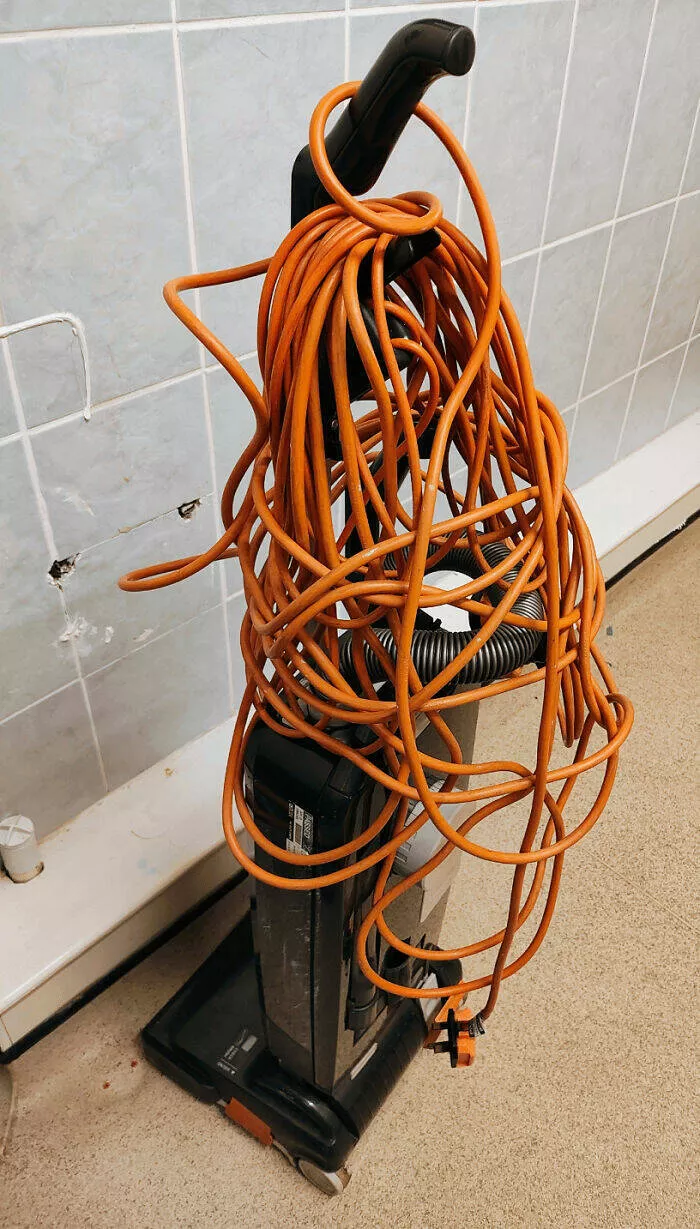Quand des collegues insupportables ont depasse les limites - #26 Voilà comment mes collègues laissent l’aspirateur et le câble d’extension au travail. Je mets presque 10 minutes à tout démêler. Je leur ai dit plusieurs fois de tout ranger correctement