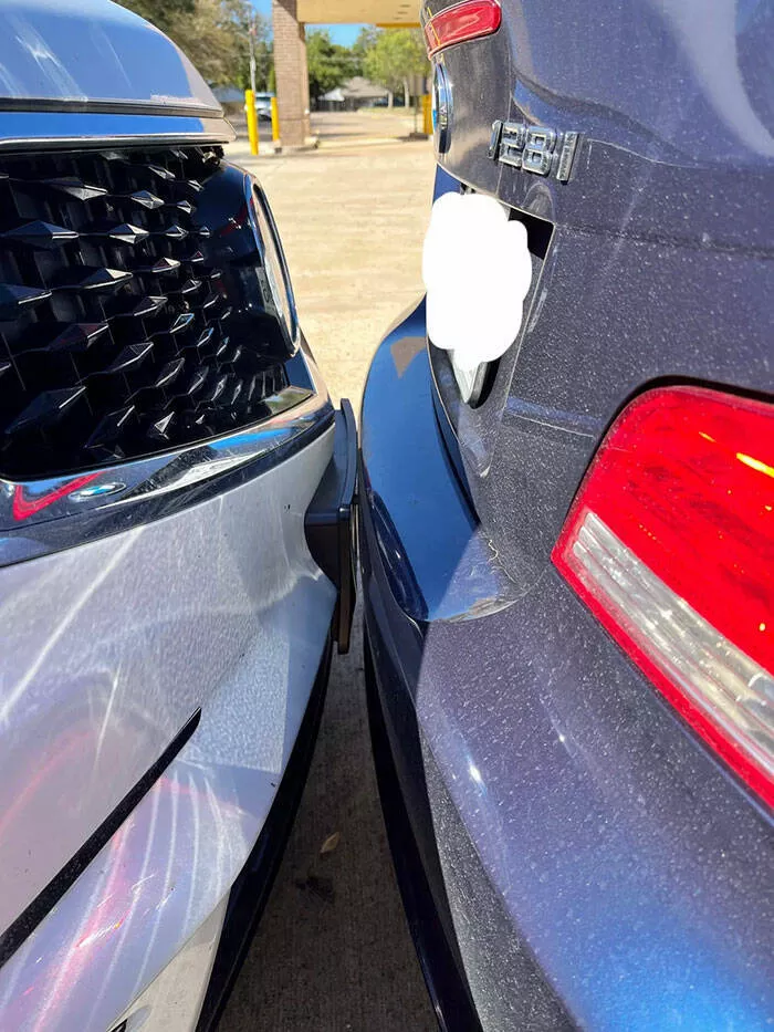 Quand des collegues insupportables ont depasse les limites - #30 Ma mère a confronté une collègue qui s’était garée sur sa voiture. Elle prétend non seulement qu’il y a de l’espace entre les deux, mais aussi qu’elle est victime d’harcèlement depuis cette confrontation