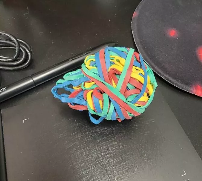 Quand des collegues insupportables ont depasse les limites - #32 J’ai gardé cette boule en élastiques pendant 6 ans, en retirant une bande à la fois pour qu’elle garde sa forme. Je l’ai prêtée à une collègue une seule journée… et elle l’a détruite