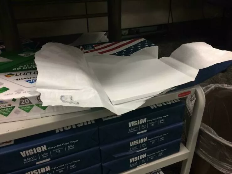 Quand des collegues insupportables ont depasse les limites - #38 L’imprimante peut contenir une rame complète de papier. Alors pourquoi mes collègues ne remplissent-ils pas le bac entièrement ?