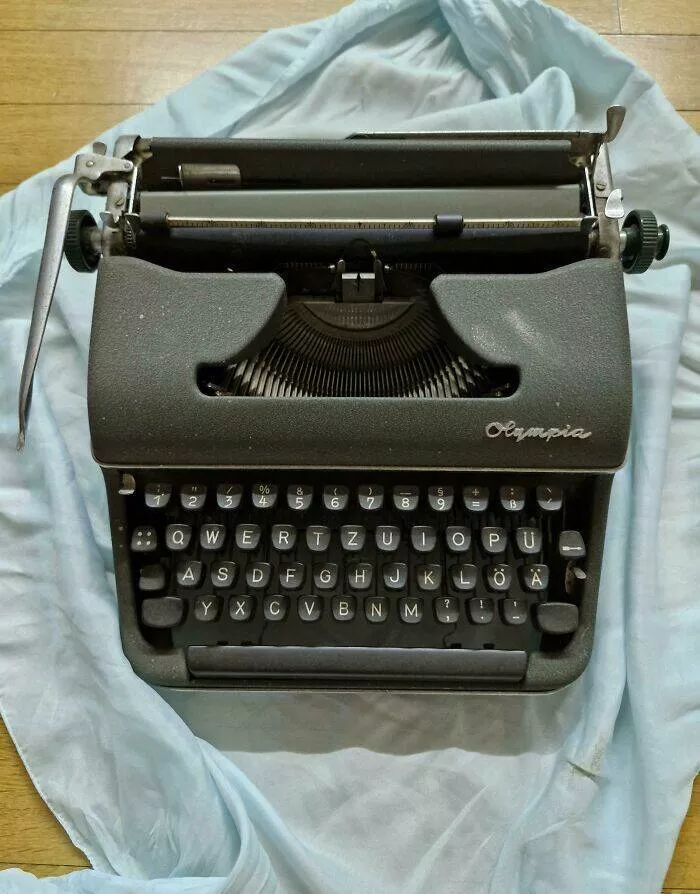 Forgotten antiques that could be worth a fortune - #17 Old-fashioned Typewriters