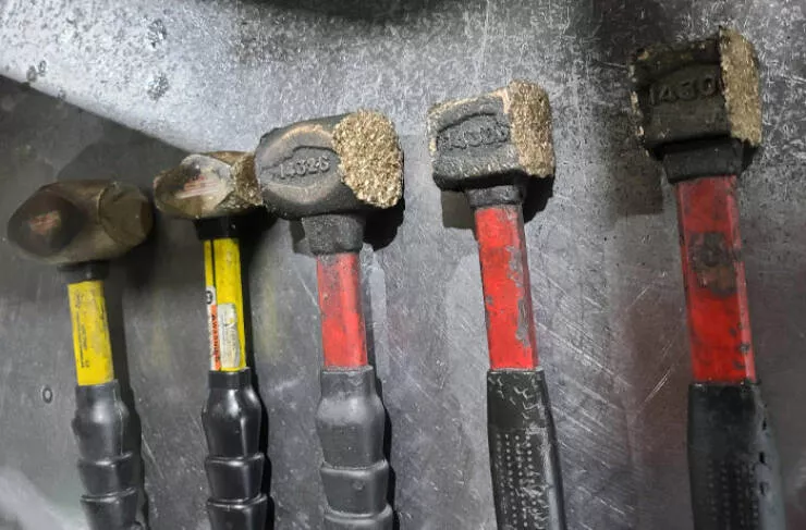 Le temps laisse son empreinte partout - #11 En Usinage, On Utilise des Marteaux en Laiton—Celui-ci a Fait Son Temps