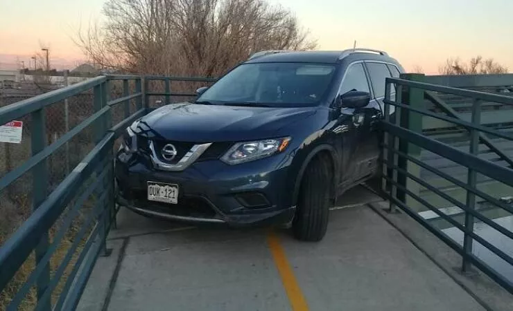 Echecs epiques qui sont juste trop droles a gerer - #24 Un Conducteur de Nissan Rogue Se Retrouve Coincé En Essayant de Tourner sur un Pont Cyclable à Denver
