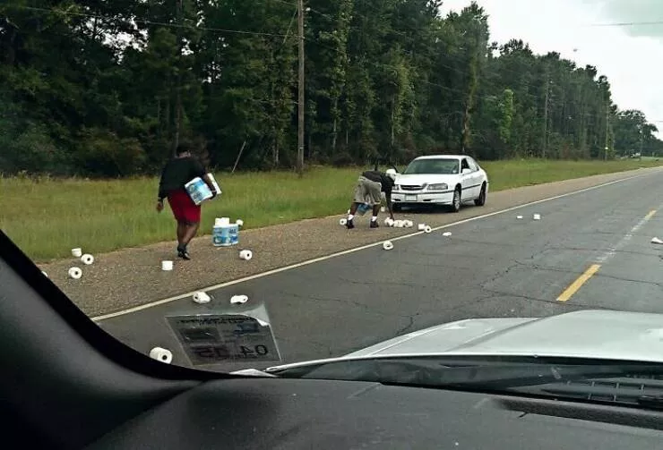Echecs epiques qui sont juste trop droles a gerer - #30 Un Accident de Voiture a Semé Du Papier Toilette Partout Sur l’Autoroute