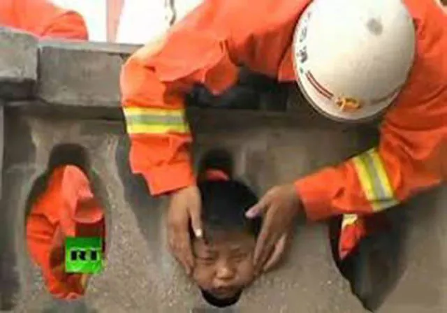 40 kids stuck in funny situations - #19 