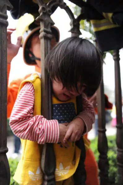 40 kids stuck in funny situations - #22 