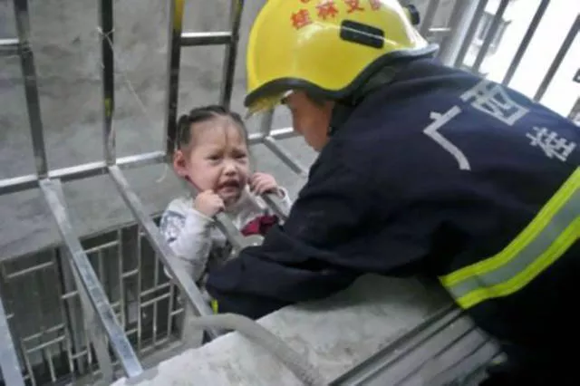 40 kids stuck in funny situations - #25 