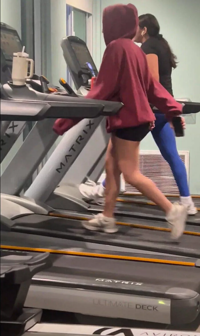 La politesse une espece en voie de disparition - #5 La Fille En Sweat Rouge A Pensé Que Le Gym Était Son Salon Et a Fait Pêter Sa Musique à Fond—Jamais Entendu Parler d’Écouteurs ?
