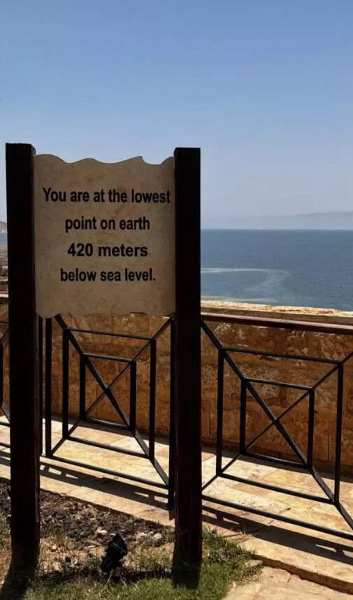 Photos intrigantes et etonnamment plaisantes - #10 Panneau au Bord de la Mer Morte, Jordanie – Le Point Le Plus Bas de la Terre