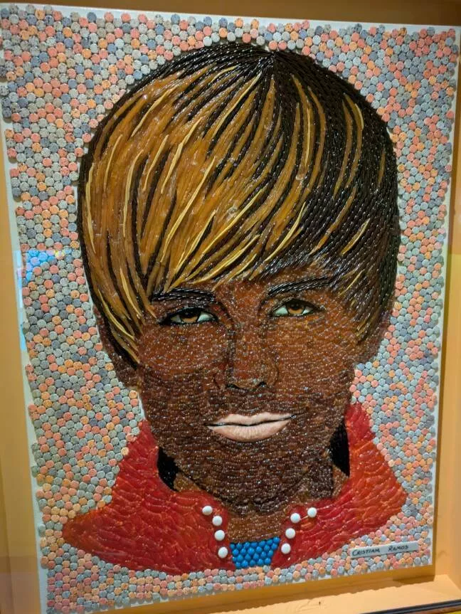 Visually pleasing moments you didnt expect - #18 This Old Candy Portrait of Justin Bieber at Ripley’s Is… Something