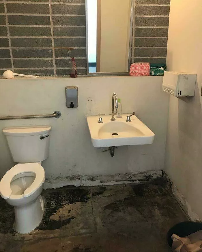 Scenes surprenantes et revelatrices dans les ecoles americaines - #12 Toilettes Pour le Personnel Dans l’un des 15 Meilleurs Lycées Publics des États-Unis Scenes surprenantes et revelatrices dans les ecoles americaines - #12 Toilettes Pour le Personnel Dans l’un des 15 Meilleurs Lycées Publics des États-Unis