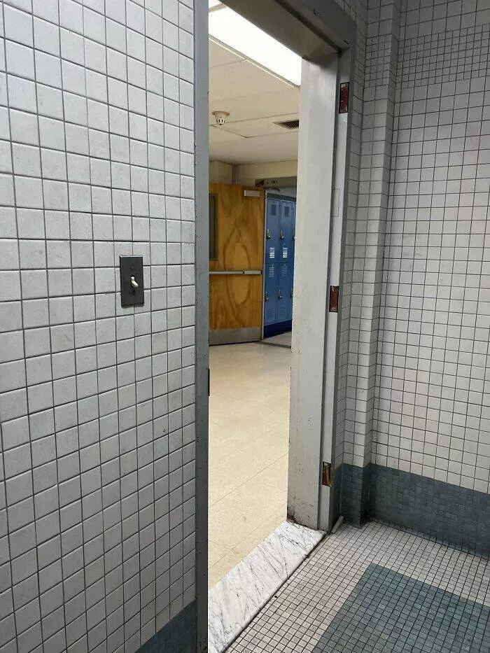 Scenes surprenantes et revelatrices dans les ecoles americaines - #18 À Cause des Dégradations, Ils Ont Enlevé les Portes et Serrures des Toilettes… Et Mis des Caméras Devant Scenes surprenantes et revelatrices dans les ecoles americaines - #18 À Cause des Dégradations, Ils Ont Enlevé les Portes et Serrures des Toilettes… Et Mis des Caméras Devant
