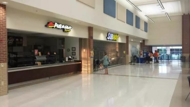 Scenes surprenantes et revelatrices dans les ecoles americaines - #6 Quand Est-ce Que les Cantines de Lycée Sont Devenues des Aires de Restauration de Centre Commercial ? (Byron Nelson HS, TX) Scenes surprenantes et revelatrices dans les ecoles americaines - #6 Quand Est-ce Que les Cantines de Lycée Sont Devenues des Aires de Restauration de Centre Commercial ? (Byron Nelson HS, TX)