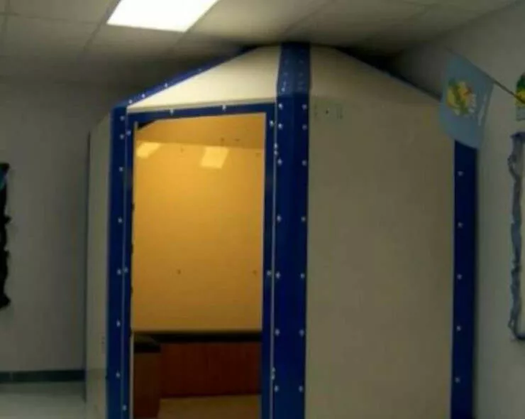 Scenes surprenantes et revelatrices dans les ecoles americaines - #9 Une École Élémentaire en Oklahoma a Installé des Abris Pare-Balles Dans Les Classes Scenes surprenantes et revelatrices dans les ecoles americaines - #9 Une École Élémentaire en Oklahoma a Installé des Abris Pare-Balles Dans Les Classes
