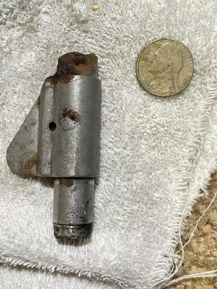 Choses insolites que seuls les internautes ont su expliquer - #1 Ce Morceau de Métal Rouillé Trouvé Dans Une Rivière Intrigue Tout Le Monde