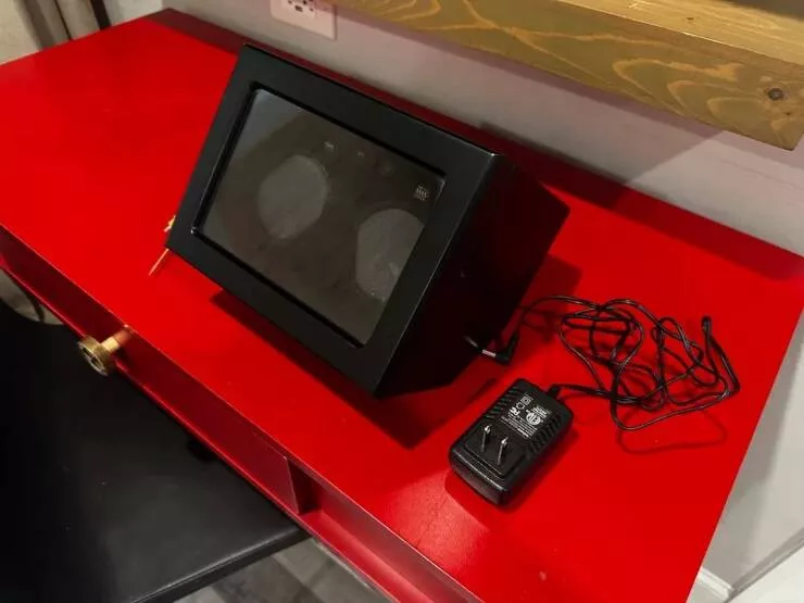 Mysteries solved by the wisdom of the web - #15 Old Wooden Electronic Box With Cushioned Pedestals Inside