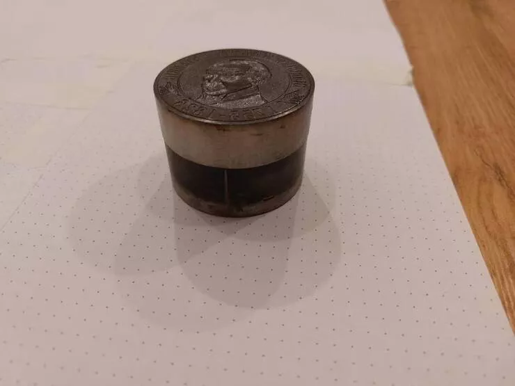 Mysteries solved by the wisdom of the web - #21 Heavy Metal Cylinder Featuring a Polish Historical Figure