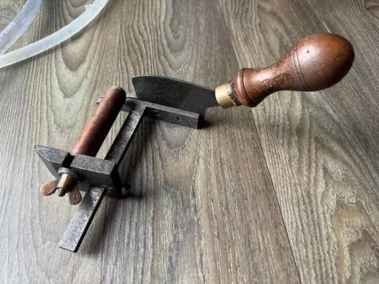 Choses insolites que seuls les internautes ont su expliquer - #22 Outil Métallique À Manche En Bois Et Cylindre Cuivré — Usage Inattendu Choses insolites que seuls les internautes ont su expliquer - #22 Outil Métallique À Manche En Bois Et Cylindre Cuivré — Usage Inattendu