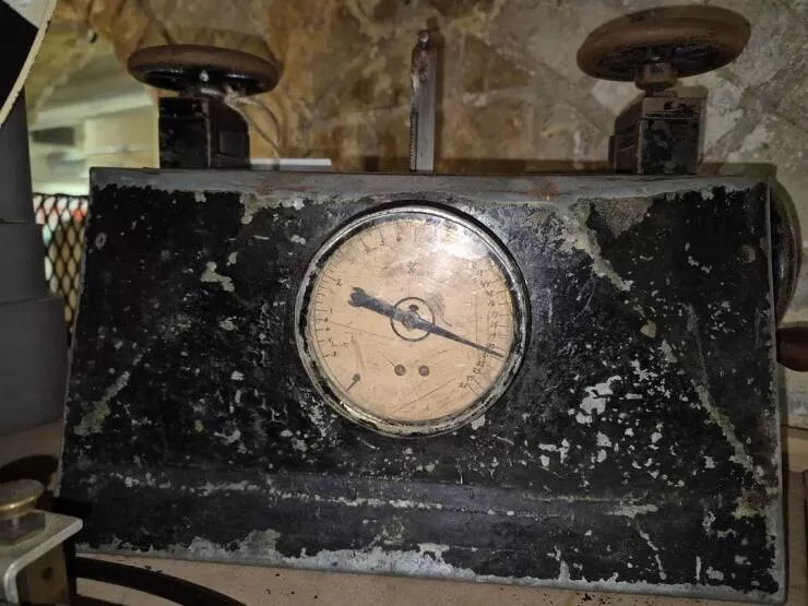 Choses insolites que seuls les internautes ont su expliquer - #9 Boîte Noire Lourde Avec Jauge Et Pinces — Trouvée Dans Une Ancienne Papeterie