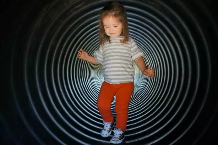 Photos so unreal youd think theyre edited - #10 Tunnel Lighting Makes Daughter Look Photoshopped