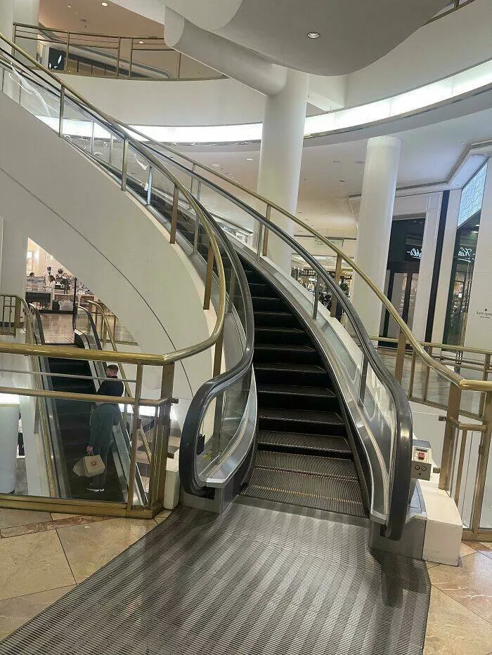 Photos so unreal youd think theyre edited - #23 A Curved Escalator Exists — And It’s Totally Functional
