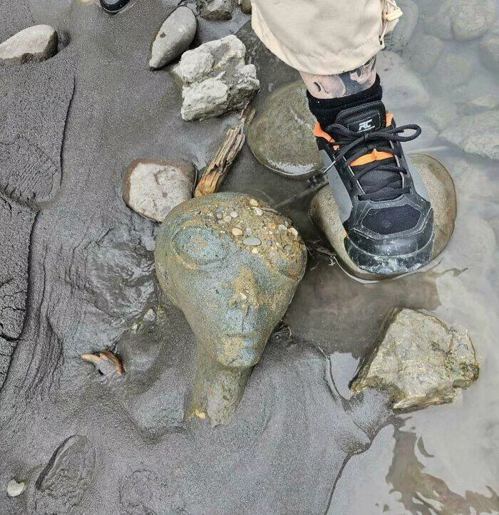 Photos so unreal youd think theyre edited - #29 Alien Statue Head Just Sitting in a Riverbed