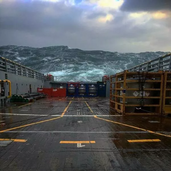 Photos so unreal youd think theyre edited - #8 Massive North Sea Waves in Action