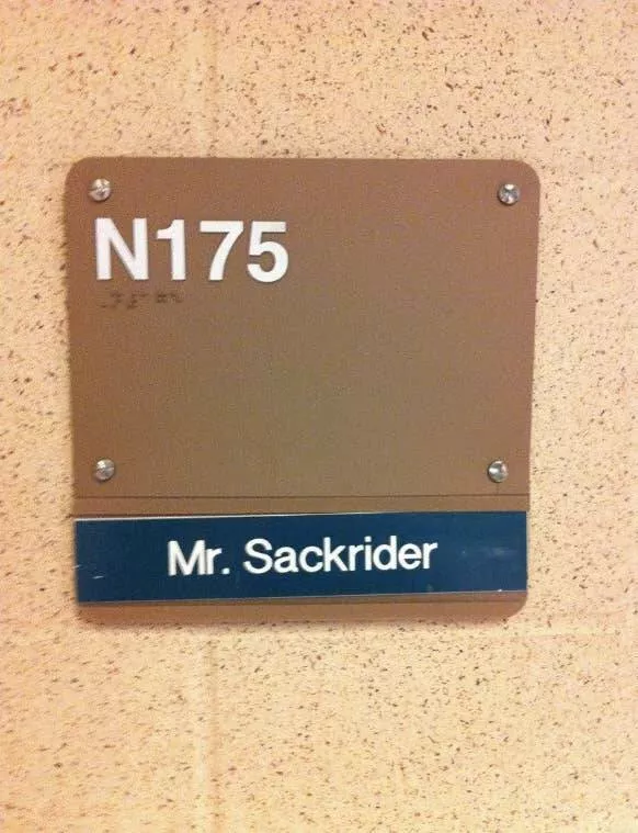 Photos qui feraient secouer la tete de grand mere - #7 Ce Prof De Lycée A Un Nom Qui Fait Réagir — Et Il En A Rien À Faire