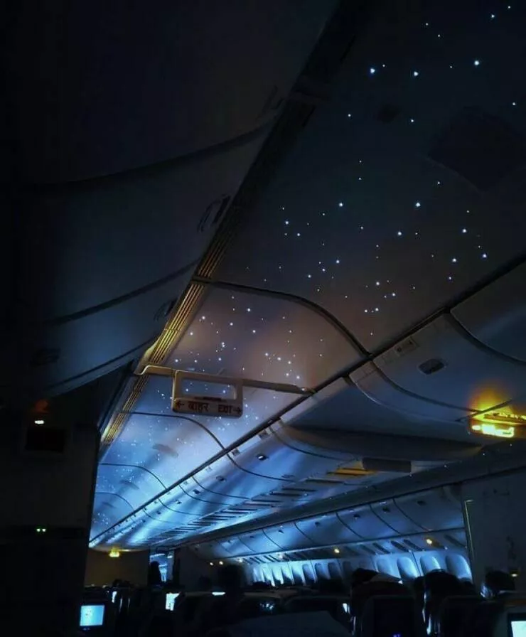 De petits moments qui rechauffent le coeur - #5 Les avions Emirates offrent une vue d'un ciel étoilé dans la cabine pendant les vols nocturnes.