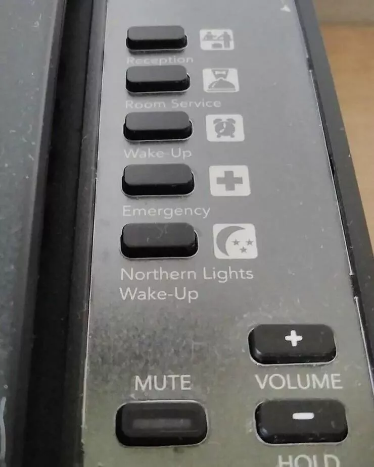 De petits moments qui rechauffent le coeur - #6 Dans certains hôtels en Islande, un téléphone dispose d’un bouton spécial pour réveiller les clients si les aurores boréales sont visibles.