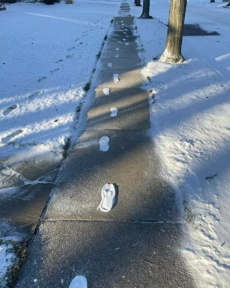 De petits moments qui rechauffent le coeur - #7 Les empreintes dans la neige peuvent durer plus longtemps, car la neige compacte fond différemment de la neige meuble, un phénomène lié à des poches d’air, à l'échange thermique et à une physique complexe !